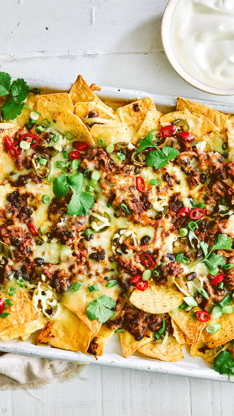 Plate of loaded nachos with beef, beans, cheese and coriander Chilli Nachos, Classic Nachos, Beef Nachos, Bean Snacks, Party Food Recipes, Loaded Nachos, Best Party Food, Easy Party Food, Cauliflower Bites