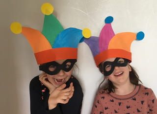 Chapeau et masque d'Arlequin Un des personnages emblématiques du carnaval c'est Arlequin ! On le représente avec un chapeau bombé ou alors un chapeau tricolore à pompons. Pour les enfants, le chapeau tricorne à pompon est très amusant, alors en route pour ce tutoriel facile, à faire en famille ou en classe ! Masopust Masky, Costume Carnaval, Art Classes, Mardi Gras, Carnival Face Paint, Activities For Kids, Carnival