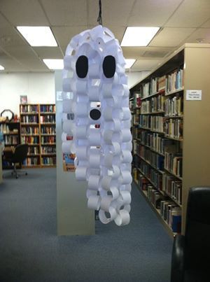 Squarehead Teachers:  Clever paper chain ghost craft for Halloween. Fun for kids to try! Halloweenpyssel Barn, Veselý Halloween, Halloween Classroom Decorations, Dekorasi Halloween, Bricolage Halloween, Ghost Crafts, Cheap Halloween Decorations, Image Halloween, Easy Diy Halloween Decorations