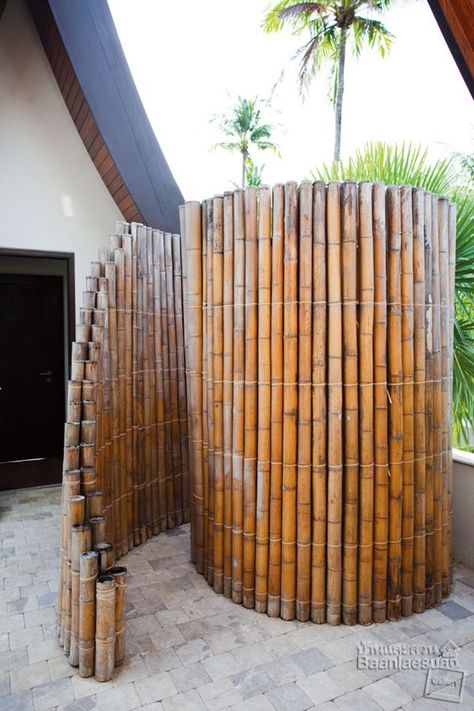 Showers Outdoor, Outside Showers, Outdoor Showers, Bilik Mandi, Landscaping Inspiration, Outdoor Bath, Bamboo House, Bamboo Fence, Outdoor Room