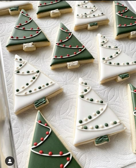 Sugar Cookie Christmas Tree Decorated, Decorated Tree Cookies, Cookie Tree Christmas, Christmas Baked Goods Recipes, Cookie Tree Decorations, Cupcake Christmas Decorations, Christmas Tree Royal Icing Cookies, Christmas Tree Cookie Decorating, Royal Icing Christmas Tree