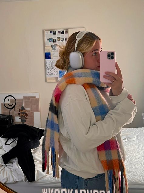 Copenhagen Style Scarf, Airpod Pro Max Outfit, Apple Airpod Max Outfits, Apple Headphones Aesthetic Outfit, Colorful Scarf Outfit Winter, Airpods Pro Max Outfit, Colorful Winter Outfits Aesthetic, Colorful Fall Outfits 2023, Fall Outfit With Scarf