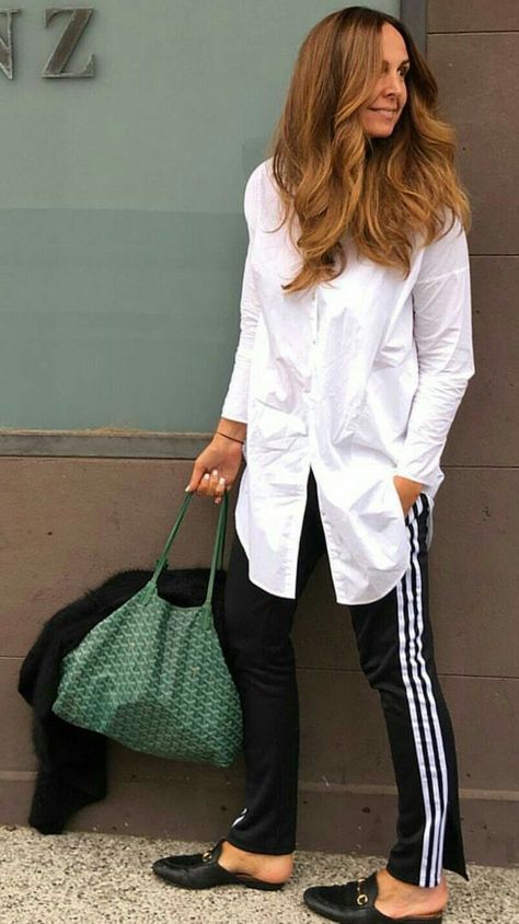 Adidas Street Style, Adidas Pants Outfit, Gucci Slipper, Stripe Pants Outfit, Looks Adidas, Adidas Trousers, Look Adidas, Blow Out, Adidas Fashion