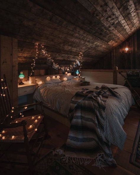 Fall Bedroom, Dekorasi Kamar Tidur, Attic Bedroom, Attic Rooms, Hus Inspiration, Bedroom Goals, Aesthetic Rooms, Cozy Place, The Ceiling