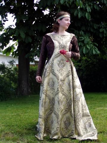 Sideless Surcotes Sideless Surcoat, Medieval Sewing, About Character, Aged Clothing, Medieval Party, Medieval Garb, Medieval Clothes, Medieval Costume, Fantasy Gowns