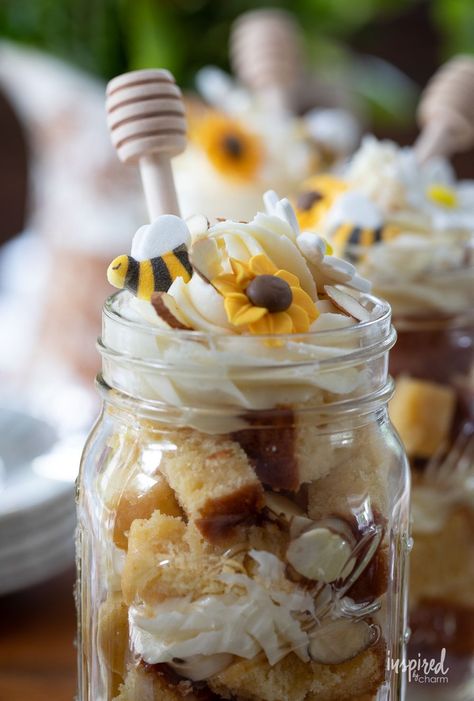 How to Make These Sweet Mason Jar Honey Cakes #recipe #dessert #masonjar #cake #honey #honeycake #honeyfrosting #edibleflowers #cute #cottagecore #honeybee Honey Cakes, Cake In A Jar, Honey Cake, In A Jar, Dessert Recipe, Cheese Frosting, Cream Cheese Frosting, Mason Jar, Frosting