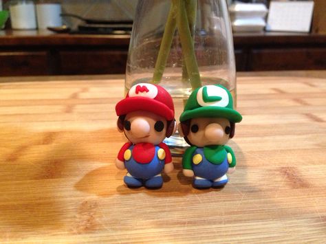 Mario & Luigi Chibi Clay Mario Und Luigi, Clay Activity, Clay Models, Mario Game, Charm Ideas, Apartment Gift, Clay Keychain, Air Dry Clay Projects, Mario Luigi