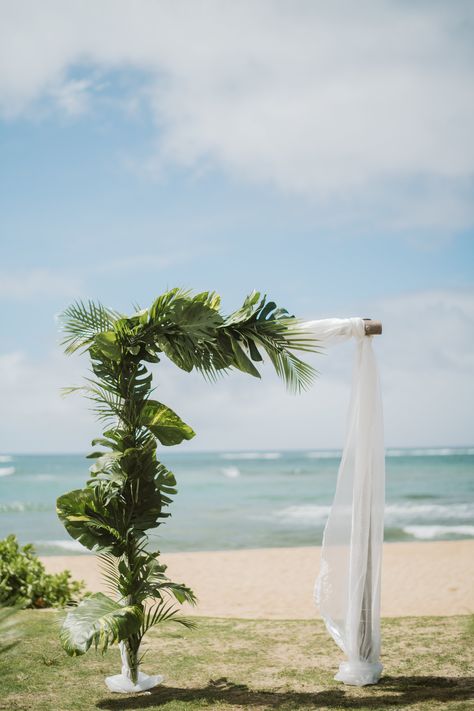 Wedding Arch With Palm Leaves, Wedding Arch Palm Leaves, Hawaiian Wedding Arch Ideas, Palm Arch Wedding, Hawaii Wedding Arch Ideas, Simple Tropical Wedding Arch, Palm Leaf Bouquet Wedding, Tropical Wedding Arbor, Simple Hawaii Wedding