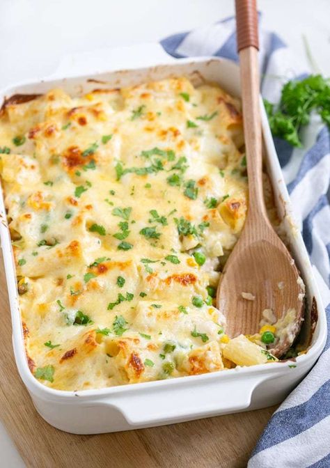 If you’re looking for a simple, easy-to-follow creamy tuna pasta bake recipe, this is the one! Absolutely easy, cheesy and loaded with veggies! #pastabake #pasta #tuna thepetitecook.com Tuna Mornay Pasta Bake, Tuna Pasta Casserole, Tuna Mornay Recipe, Tuna Pasta Bake Recipe, Creamy Tuna Pasta Bake, Easy Tuna Recipes, Tuna Bake, Tuna Dishes, Recipes Tuna