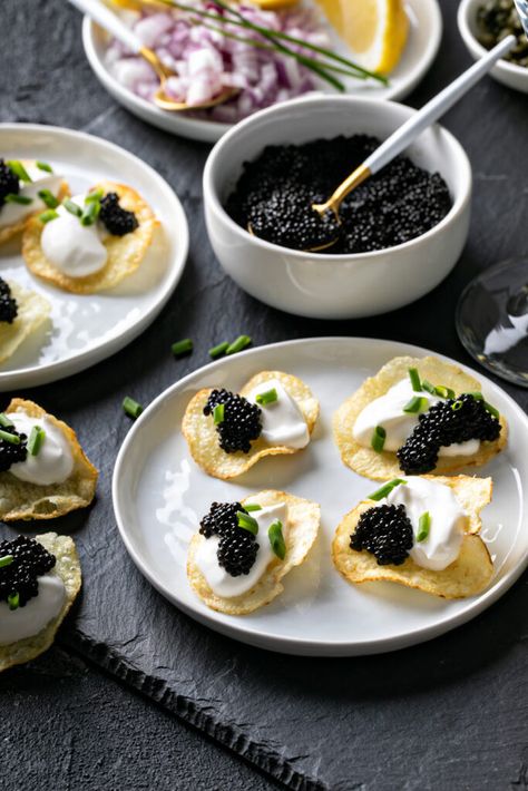 Caviar With Potato Chips, Starters Christmas Dinner, Black Caviar Appetizers, Potato With Caviar, Chips And Caviar, Fancy Vegan Appetizers, Caviar And Potato Chips, Caviar Snacks, Caviar Pairings