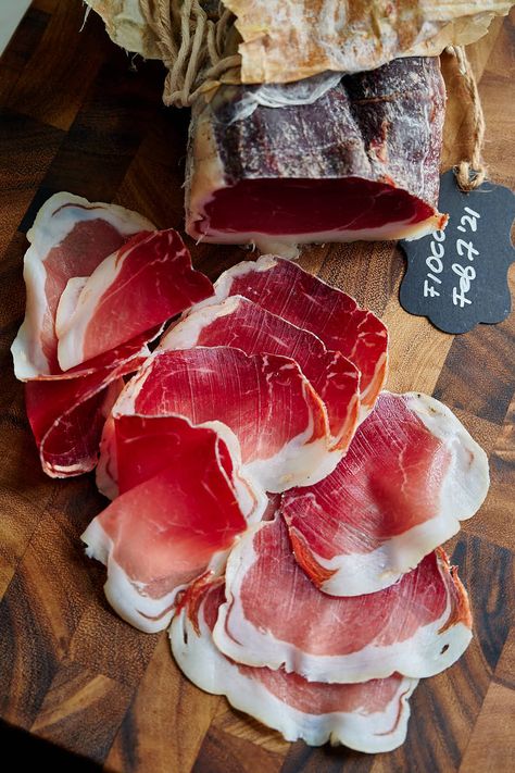 Fiocco - dry-cured ham made at home. Meat Love, Homemade Sausage Recipes, Smoked Sausage Recipes, Charcuterie Inspiration, Homemade Sausage, Food Carving, Artisan Food, Roasted Meat, Air Fryer Recipes Healthy