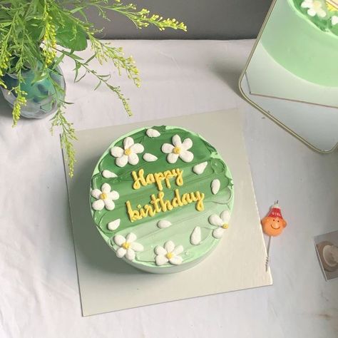 Green Bento Cake, Cakes Korean, Cake Frosting Designs, Frosting Designs, Army Birthday Cakes, Korean Cakes, Green Birthday Cakes, Cakes Beautiful, Cake Designs For Girl