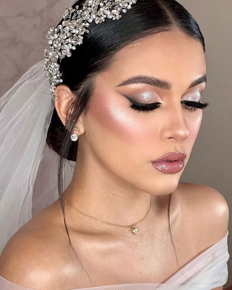 Make Up Novia, Wedding Makeup Glitter, Makeup Novia, Makeup Looks Bridal, Glam Bride Makeup, Picture Day Hair, Bridal Accesories, Bridal Hair Veil, Glam Bride