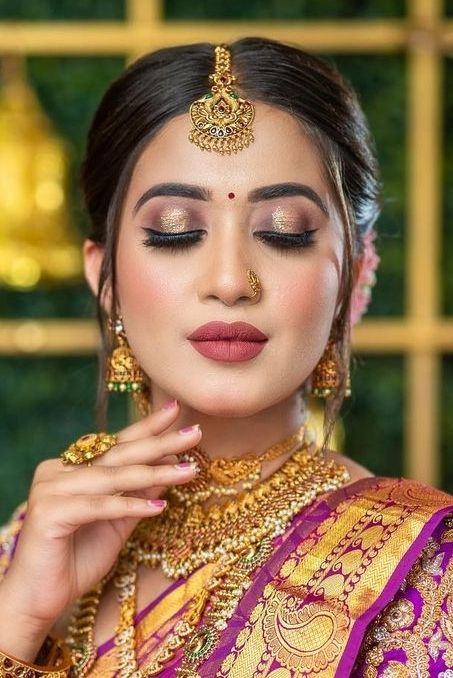 No Makeup Bridal Look Indian, Beauty Parlour Images, Bride Makeup Inspiration, Bridal Makeup Poses, South Indian Bride Makeup, Traditional Makeup Look, Bridal Makeup Pictures, Affordable Eyeshadow Palettes, South Indian Makeup