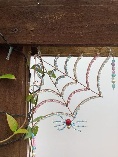 Takken Decor, Crystal Suncatchers Diy, Glass Bead Crafts, Spiders Web, Beaded Spiders, Backyard Oasis Ideas, Diy Wind Chimes, Spider Webs, Gelang Manik