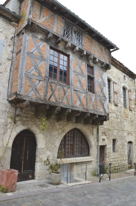 Cité médiévale de Lauzerte (Occitanie, France - 12ème siècle) Portfolio D'architecture, Architect Jobs, Architecture Jobs, Architecture Antique, Architecture Portfolio Layout, Medieval Architecture, Plans Architecture, Medieval Europe, Medieval Houses