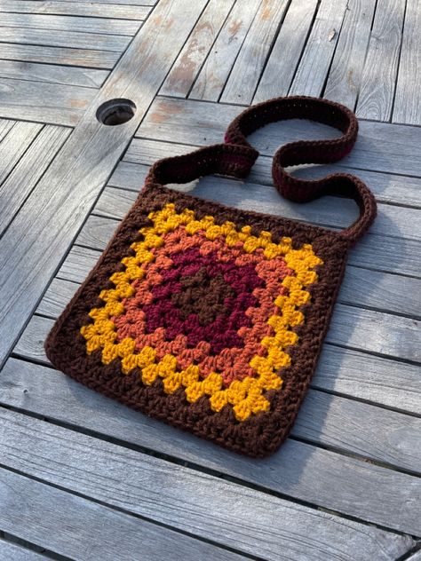 Warm colors (dark brown, dark red, orange, gold), single granny square tote Lion King Crochet, Crochet Pumpkin Patterns, Easy Crochet Pumpkin, Free Pumpkin Patterns, Ghost Garland, Pumpkin Coasters, Granny Square Tote, Crochet Ghost, Pumpkin Patterns