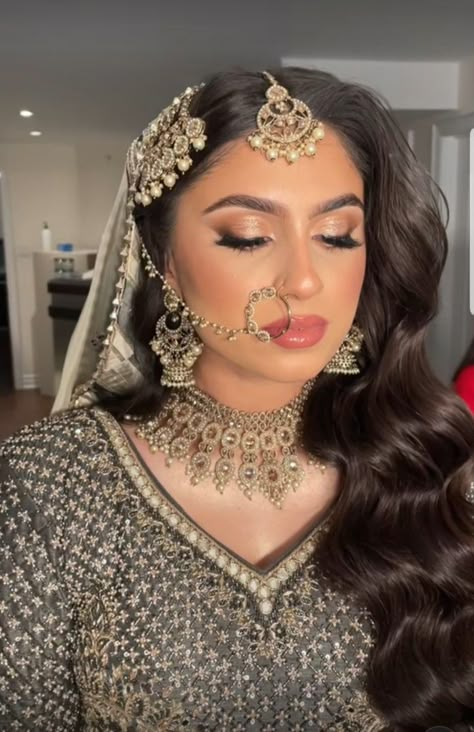 Desi Wedding Makeup, Desi Bride Makeup, Desi Bridal Makeup, Pakistani Makeup Looks, Wedding Makeup Natural, Asian Wedding Makeup, Pakistani Makeup, Pakistani Bridal Hairstyles, Bridal Hair Down