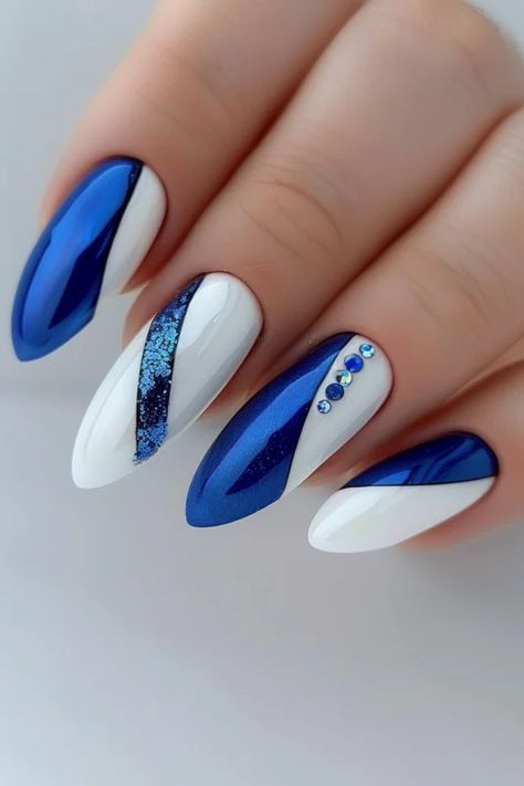 White and blue almond-shaped nails with glitter and rhinestones. Blue And White Nails Designs, Blue And Silver Christmas Nails, Blue Almond Nails Design, Blue And White Nail Designs, White And Blue Nail Designs, Nail Art Designs Blue, Blue Nails With Design, Nail Gel Design, White Blue Nails