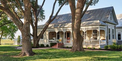 Brenham Texas, Casas Country, Texas Farmhouse, Restored Farmhouse, Texas Towns, Texas Homes, Décor Diy, Historic Home, Dream House Exterior