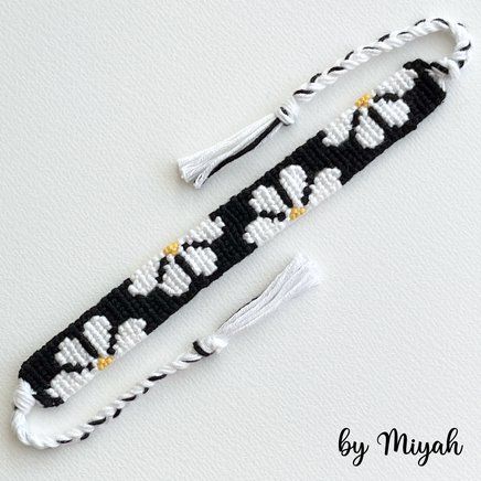 Friendship Bracelet Pattern With Beads, Black And White Friendship Bracelet Pattern, Star Friendship Bracelet Pattern Easy, Alpha Bracelet Letters, Simple Alpha Bracelet Patterns, Bracelet Patterns Greek Wave, Beginner Alpha Bracelet Patterns, Matching Alpha Bracelets, Friendship Bracelet Patterns Beads