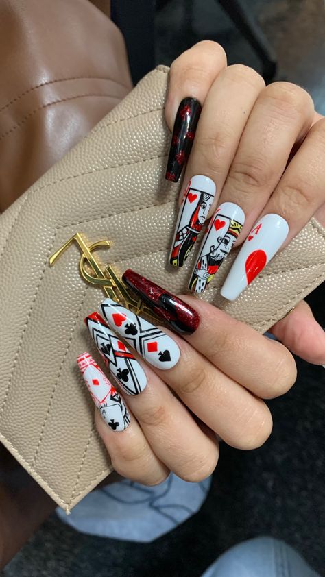 Deck Of Cards Nail Design, Card Deck Nails, Card Themed Nails, Graffiti Heart Nails, Airbrush Nails Ombre, Cards Nails Design, Card Nails Design, Playing Cards Nails, Deck Of Cards Nails