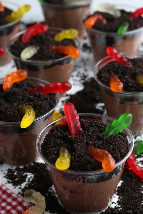 Mud And Worms Dessert, Worms In Dirt Cups, Gummy Worms In Dirt, Gummy Worm Dirt Pudding, Spooky Pudding Cups, Halloween Gummy Worms, Live Bait Dirt Cups, Grave Yard Pudding Cup, Dirt And Worms Dessert Halloween