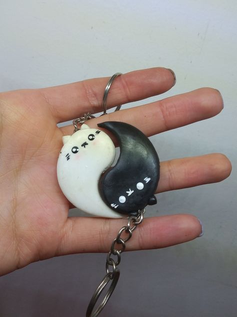 Clay Keychain Diy Best Friends, Matching Clay Ideas, Clay Keychain, Matching Keychains, Clay Diy Projects, Cat Keychain, Cute Clay, Ghost Faces, Ying Yang