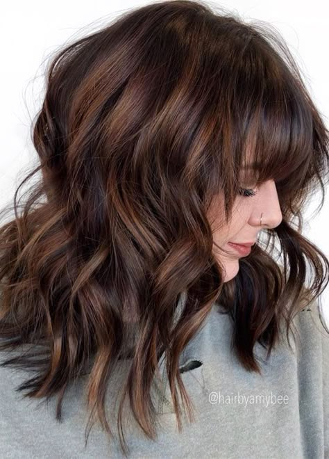 15. Choppy Textured Chocolate Dream If you’re looking for a trendy and relaxed hairstyle then this choppy textured lob with bang is for you.... Odwrócony Bob, Red Hair Cuts, Feathered Hair Cut, Feathered Hair, Lob Haircut, Short Hair Balayage, Feathered Hairstyles, Brown Hair Colors, Brunette Hair