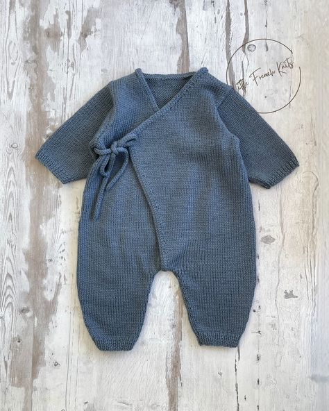 🌟New Pattern 🌟 The kimono jumpsuit with V-neck and long sleeves is knitted from the bottom up. The front wrap fastening with Icord detail on the side. The jumpsuit pieces are knitted separately, then seamed together. The edges and Icord ties are made at the end. Sizes Newborn to 18 months. Yarn BB Merinos from @fonty_knit @fonty_officiel All my designs are available in English and French. You’ll receive complete directions explained step by step in English and French version. Link in bio ... Simple Knit Baby Sweater, Free Winter Knitting Patterns, Maternity Knitting Pattern, Knitted Baby Romper Pattern Free, Knit Baby Romper Pattern Free, Baby Jumper Knitting Pattern Free, Baby Clothes Knitting Patterns, Newborn Baby Knitting Patterns, Knitted Baby Clothes Free Patterns