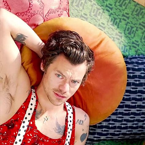 best of harry. on Twitter: "https://t.co/0fGTSI4ekb" / Twitter Rolling Stones Magazine, Harry Styles Cute, Harry Styles Pictures, Harry Styles Photos, Mr Style, Treat People With Kindness, Rolling Stone, Harry Edward Styles, Edward Styles