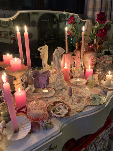 Venus Room Aesthetic, Love Altar Aesthetic, Simple Princess Room Aesthetic, Aphrodite Aesthetic Bathroom, Aphrodite Goddess Altar, Cute Altar Ideas, Girly Witchy Aesthetic, Venus Altar Ideas, Aphrodite Aesthetic Altar