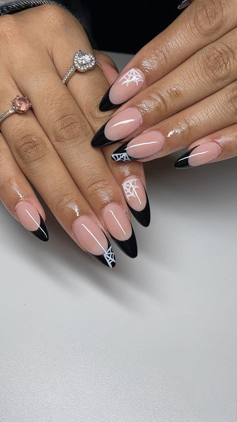 Halloween Nails Alomd, Spooky Mail Ideas, Almond Nails Ideas Halloween, Black Almond Halloween Nails, Nails Halloween Almond, Almond Halloween Nail Designs Simple, Spiderweb Almond Nails, Halloween Nails Round Tip, Almond Halloween Acrylic Nails