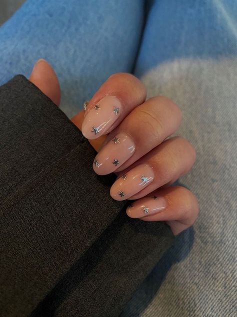 Nails 2023 Trends Stars, Pretty Nails For Winter Almond, Hailey Bieber Nails Silver, Silver Stars On Nails, Disco French Nails, Silver Chrome Star Nails, Chrome Stars Nails, Silver Nails Aesthetic, Star Nails Silver