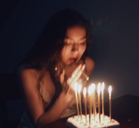 Birthday Celebration Photography, 2002 Birthday Photoshoot, Blurry Birthday Aesthetic, Nighttime Birthday Photoshoot, Birthday Aesthetic Grunge, Vintage Birthday Photoshoot Aesthetic, 22 Photoshoot Ideas Birthday, 29 Birthday Aesthetic, Birthday Asthetics Photos