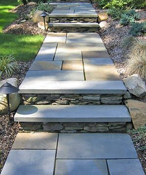 Landscape Lighting Ideas Walkways, Bluestone Walkway, Bluestone Pavers, Landscape Gardening, Walkway Landscaping, Walkway Design, Patio Steps, Walkways Paths, Front Walkway