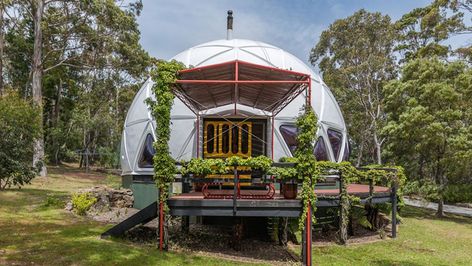 We love a good dome home, especially one as unusual (in the best way!) as this one near Hobart, capital of the Australian island state Tasmania. You’ve got to look inside. Geo Dome, Dome Building, Geodesic Dome Homes, Farm Shed, Barn Living, Walk In Closet Design, Dome Home, Built In Robes, Timber Deck