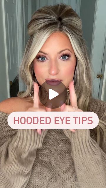 Rachel Bowling on Instagram: "Hooded eye tips! Use a light shimmer on the inner corner. Only apply liner on the outer corner of the eye and pull it up towards the tail of the eyebrow. Take a dense brush & apply a darker matte shade, concentrating on the outer corner, & work your way in. Use your eyeliner as a guide. Apply mascara to the upper & lower lashes & curl! Let me know if this was helpful and follow along for simple beauty tips!" Inner Corner Eye Shimmer, Mom Eye Makeup, Heavy Hooded Eyes Eyeliner, Shadow Liner Makeup, Cat Eyes On Hooded Eyes, Soft Date Night Makeup, Eyebrow Shaping For Hooded Eyes, Eye Makeup For Squinty Eyes, Blue Eyeliner For Blue Eyes