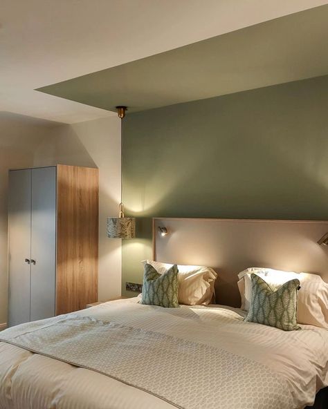 Green Interiors Bedroom, Black Accent Wall And Ceiling Bedroom, Bedroom Highlight Walls, Bedroom Colored Walls, Hmo Room Ideas, Sage Ceiling Bedroom, Paint Living Room Ideas Accent Walls, Accent Wall With Ceiling, Bedroom With One Green Wall