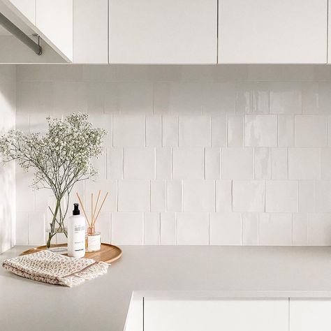 Beaumont Tiles on Instagram: “S P L A S H B A C K 💫 S U N D A Y @el.creativ chose our Devonshire Super White Structured Gloss in 150x150 & 75x150 sizes to create a fun…” Modern Kitchen Splashback Tiles, Splashback For White Kitchen, Splashback Kitchen Tiles, White Tiled Splashback Kitchen, Kitchen White Splashback, Feature Splashback Kitchen, White Tiles Kitchen Wall, Kitchen Tile Splashback Ideas, White Kitchen Splashback Tiles