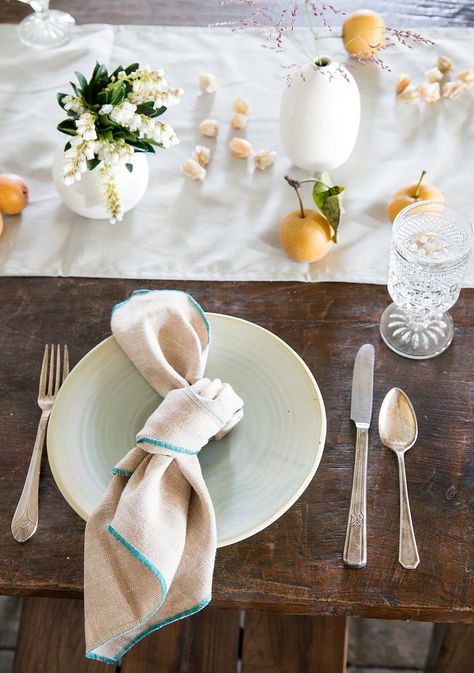 No need to get carried away with a complicated napkin fold or break out the iron for this one. Simply tie a linen napkin in a loose knot, and you have a chic yet casual tablescape that looks fresh for fall when accessorized with simple white bud vases and mini pears. Country Thanksgiving Decorations, Easy Diy Thanksgiving Decorations, Diy Thanksgiving Centerpieces, Kids Halloween Party Decorations, Halloween Appetizers Easy, Easy Diy Thanksgiving, Kids Halloween Food, Halloween Party Appetizers, Holiday Appetizers Easy