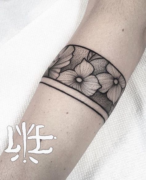 Floral armband tattoo. - Lawrence Edwards                                                                                                                                                                                 More Hanna Tattoo, Tattoo Band, Cuff Tattoo, Armband Tattoos, Armband Tattoo Design, Floral Cuff, Arm Band Tattoo, Tattoo Bracelet, Maori Tattoo