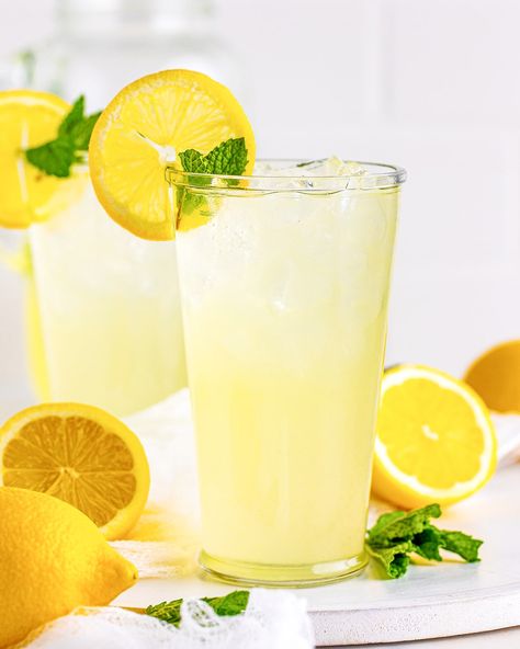 Simple Lemonade Classic Lemonade Recipe, Rosemary Lemonade, Easy Lemonade Recipe, Best Non Alcoholic Drinks, Frozen Strawberry Lemonade, Brazilian Lemonade, Bread Booze Bacon, Lemonade Drinks, Frozen Lemonade