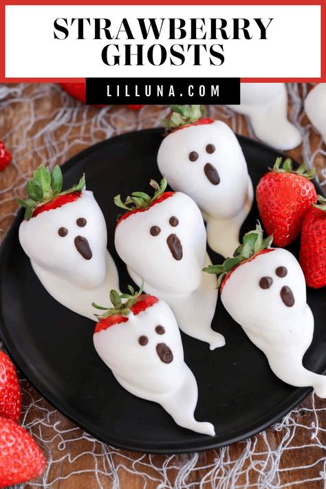 Juicy and sweet strawberry ghosts are spooky and delicious!! Here is a simple and quick tutorial on how to make these Boo-tiful treats. #strawberryghosts #dippedstrawberries #halloween #ghosts #chocolatestrawberries Strawberry Ghosts, Diy Halloween Food, Ghost Treats, Healthy Halloween Food, Postres Halloween, Jelly Shots, Halloween Punch, Spooky Halloween Treats, Healthy Halloween Treats