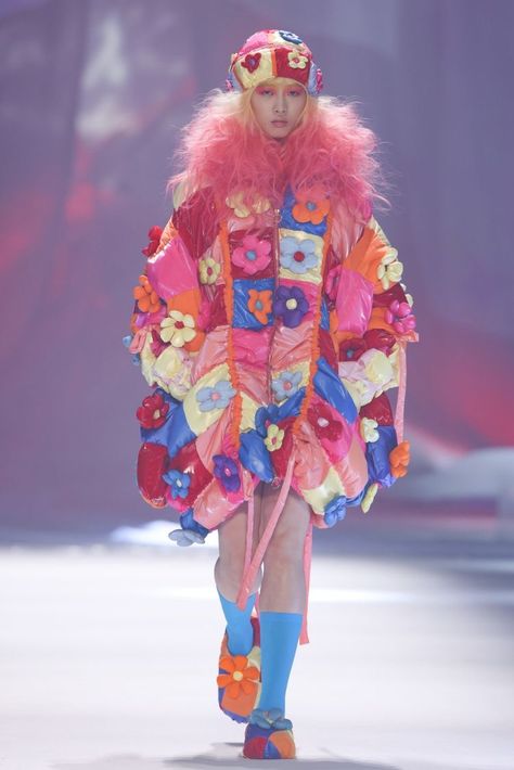 Maximalist Fashion Runway, Mary Antionette, Weird Fashion Aesthetic, Kitch Style, Kitsch Clothing, Leaf Xia, Estilo Kitsch, Kitsch Fashion, Japanese Fashion Trends