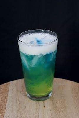 (1/2 shot coconut rum 1/2 shot melon liqueur 1/2 shot banana liqueur 1/2 peach schnapps 2 shots sweet & sour juice soda water 1/2 shot blue curaçao) Banana Liqueur, Melon Liqueur, Coctails Recipes, Malibu Rum, Gin Fizz, Soda Water, Peach Schnapps, Blue Curacao, Coconut Rum