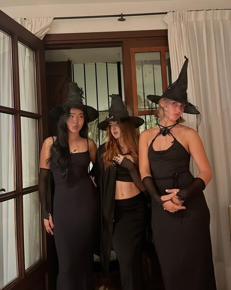 Witch Couple Costume, Witch Halloween Costume Diy, Witch Halloween Outfit, Witch Outfit Halloween, White Witch Costume, Cute Witch Costume, Halloween Group Costumes, Witches Party, Witches Costumes For Women