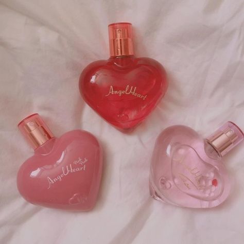 3blush: http://ift.tt/2mSuF4P Vintage Lovers Aesthetic, Valentine Aesthetic, Heart Perfume, Koleksi Parfum, Boys With Tattoos, Lizzie Hearts, Lovecore Aesthetic, Pink Perfume, Gloss Labial