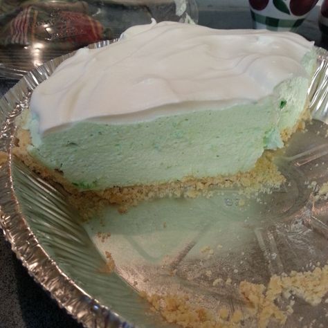 Jello-Yogurt-Pie Jello Yogurt Pie, Jello Yogurt Cool Whip Pie, Jello Pies With Cool Whip, Yogurt Pie Recipe, Jello Yogurt, Jello With Cool Whip, Whipped Cream Pie, Cool Whip Pies, Jello Pie