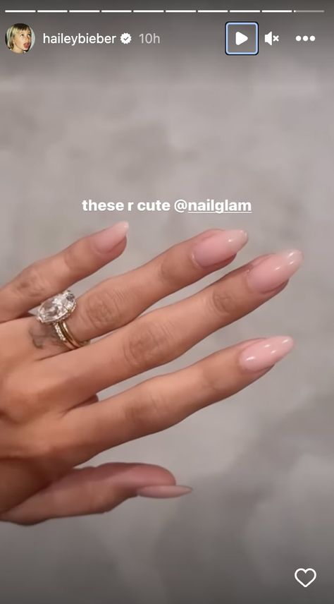 Hailey Bieber Swaps Her Glazed Tips For "Supermodel" Nails Supermodel Nails, Glazed Donut Manicure, Nails Hailey Bieber, Bieber Nails, Natural Nail Art, Pink Manicure, Glazed Donut, Pink Polish, Popsugar Beauty